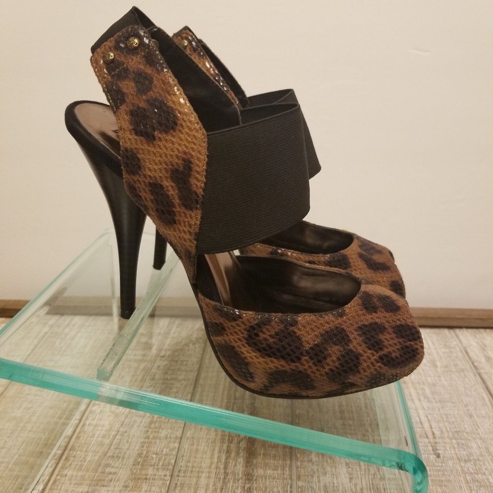 Vera Wang Debbie Leopard Print Heel Size 7.5